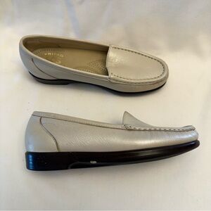 SAS Simplify Women's Light Beige Leather Slip-On Loafers